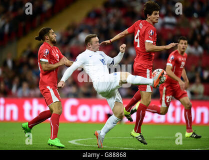 Football - UEFA Euro 2016 - qualification - Groupe E - Angleterre / Suisse - Stade Wembley.Wayne Rooney (deuxième à gauche) en Angleterre et Timm Klose (deuxième à droite) en Suisse se battent pour le ballon Banque D'Images