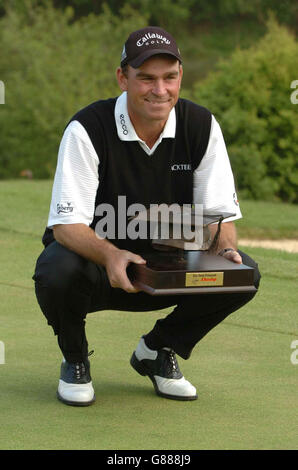 Thomas Bjorn, du Danemark, célèbre avec son trophée après avoir remporté le Daily Telegraph Dunlop Masters. Banque D'Images