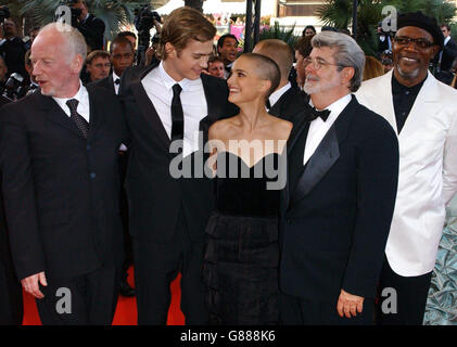 (De gauche à droite) membres du casting Ian McDiarmid, Hayden Christensen, Natalie Portman, le réalisateur George Lucas et l’acteur Samuel L Jackson.