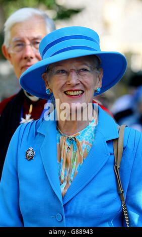 La reine Margrethe II du Danemark, colonel en chef du Royal Regiment de la princesse de Galles, régiment descendant des mordus, sourit aux adeptes de la cathédrale de Canterbury dans le Kent, après avoir dévoilé une statue commémorative, en tant qu'Association régimentaire des mordus de la reine,Le Royal Kent Regiment a commandé une statue de bronze de 50 pouces pour commémorer les buffles de Canterbury. Banque D'Images