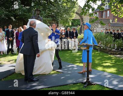 La reine Margrethe II du Danemark, (à droite) le colonel en chef du régiment royal de la princesse de la Waless, le régiment descendant des mordus,Dévoile une statue commémorative aux mordus, accompagnée par le colonel Peter Bishop (à gauche), président de l'Association régimentaire des mordus de la reine, lors d'une cérémonie dans les quartiers de la cathédrale de Canterbury dans le Kent. Banque D'Images