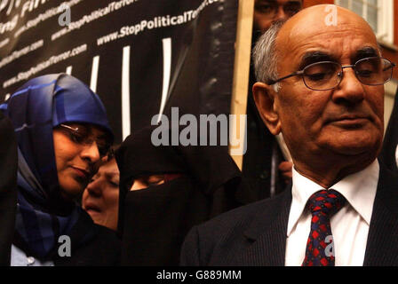 Ashfaq Ahmed (à droite), le père de Babar, se tient avec sa fille Ousma (au centre) et l'avocat de son fils Muthasar Arani (à gauche) à l'extérieur, après qu'une décision ait permis l'extradition de Babar Ahmed aux États-Unis, où il sera accusé d'aider à financer le terrorisme. Banque D'Images