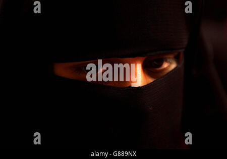 Ousma Ahmed jette un regard bourré, après qu'une décision ait permis l'extradition de son mari Babar Ahmed aux États-Unis, où il sera accusé d'aider à financer le terrorisme. Banque D'Images