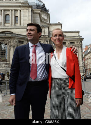 Le candidat à la direction du travail Andy Burnham arrive au QEII Centre de Londres avec sa femme Marie-France van Heel pour une conférence spéciale pour annoncer le résultat du concours de direction du parti. Banque D'Images