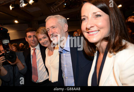 Jeremy Corbyn (au centre) accepte les félicitations après avoir été annoncé comme le nouveau chef du Parti travailliste lors d'une conférence spéciale au QEII Centre de Londres, comme d'autres candidats (de gauche à droite) Andy Burnham, Yvette Cooper et Liz Kendall regardent sur. Banque D'Images