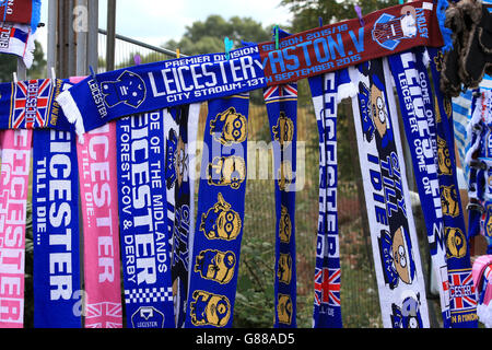 Les foulards de Leicester City sont en vente à l'extérieur du sol avant le match de la Barclays Premier League au King Power Stadium, Leicester. Banque D'Images