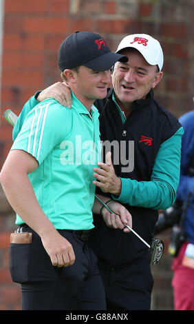 Le capitaine de la Grande-Bretagne et de l'Irlande Nigel Edwards fête avec Paul Dunne après avoir obtenu la victoire sur les putts américains sur le premier green pendant le deuxième jour de la Walker Cup au Royal Lytham & St Annes Golf Club, Lytham St Annes. Banque D'Images