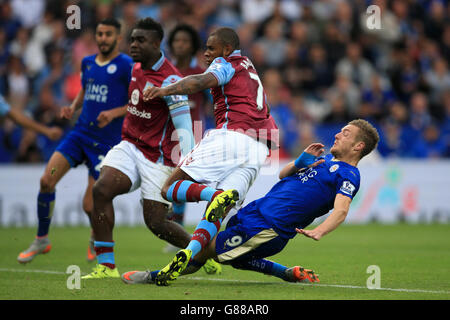 Jamie Vardy de Leicester City (à droite) marque son deuxième but lors du match de la Barclays Premier League au King Power Stadium de Leicester. Banque D'Images