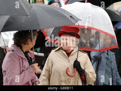 La reine Elizabeth II abrite sous un parapluie alors qu'elle s'entretient avec la Gouverneure générale du Canada, Adrienne Clarkson, à l'édifice de l'Assemblée législative de Regina, en Saskatchewan, le deuxième jour de sa visite au pays. Banque D'Images