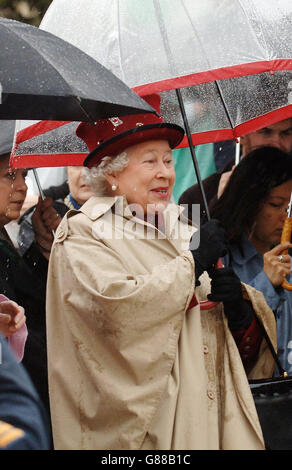 La reine Elizabeth II se loge sous un parapluie alors qu'elle arrive à l'édifice de l'Assemblée législative de Regina, en Saskatchewan, le deuxième jour de sa visite au Canada. Banque D'Images