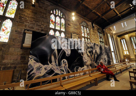 Le public : exposition International Art Collectors in Sheffield.Une tapisserie sans titre de PAE White exposée dans la cathédrale de Sheffield. Banque D'Images