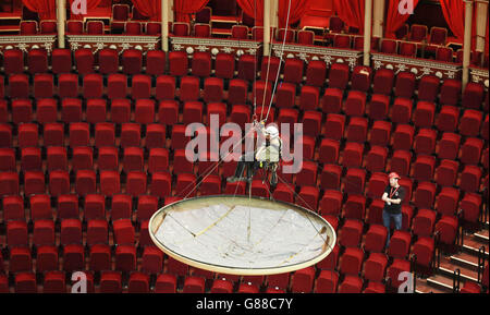 UTILISATION ÉDITORIALE UNIQUEMENT les ingénieurs travaillent sur l'un des disques de diffusion acoustique du Royal Albert Hall de Londres, où des travaux sont en cours pour la semaine de maintenance semestrielle du lieu, entre la dernière nuit des Proms et le programme d'automne prochain du rock et de la pop, de la musique classique et du film. Banque D'Images