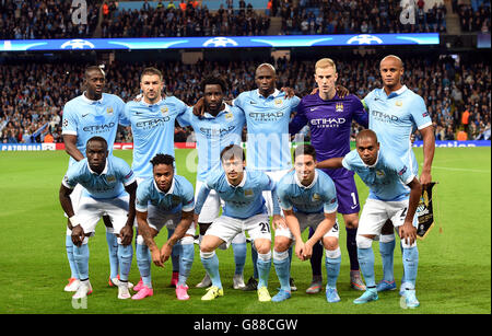 Équipe de Manchester City (G-D) Back Row : Yaya Toure, Aleksandar Kolarov, Wilfried bony, Eliaquim Mangala, Joe Hart, gardien de but de Manchester City et Vincent Kompany.Première rangée : Bacary Sagna, Raheem Sterling, David Silva, Samir Nasri et Fernandinho avant le match de la Ligue des champions de l'UEFA au stade Etihad de Manchester. Banque D'Images