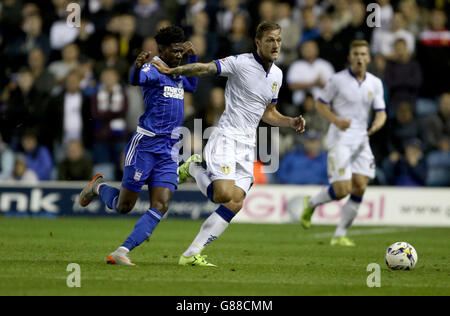 Liam Cooper (à droite) de Leeds United lutte pour le ballon avec Ainsley Maitland-Niles d'Ipswich Town lors du match de championnat Sky Bet à Elland Road, Leeds. APPUYEZ SUR ASSOCIATION photo. Date de la photo: Mardi 15 septembre 2015. Voir PA Story FOOTBALL Leeds. Le crédit photo devrait se lire comme suit : Richard Sellers/PA Wire. Banque D'Images