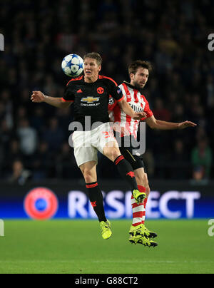 Football - UEFA Champions League - Groupe B - PSV Eindhoven / Manchester United - Philips Stadion.Bastian Schweinsteiger de Manchester United (à gauche) et Davy Propper de PSV Eindhoven (à droite) se disputent le ballon Banque D'Images