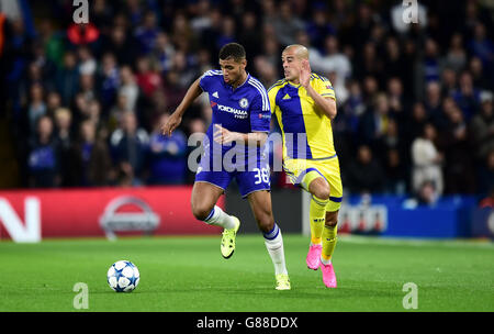 Tal Ben Haim de Maccabi tel Aviv (à droite) et Ruben Loftus-cheek de Chelsea se disputent le ballon lors du match de la Ligue des champions de l'UEFA à Stamford Bridge, Londres. Banque D'Images