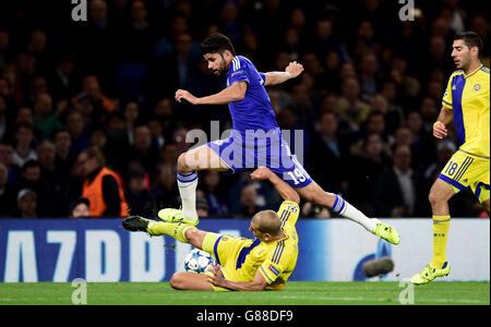 Diego Costa de Chelsea et Tal Ben Haim de Maccabi tel Aviv (sur le sol) se battent pour le ballon lors du match de la Ligue des champions de l'UEFA à Stamford Bridge, Londres. Banque D'Images