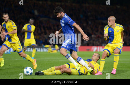 Le Tal Ben Haim de Maccabi tel Aviv (sur le sol) fouille Diego Costa de Chelsea dans la boîte de pénalité lors du match de la Ligue des champions de l'UEFA à Stamford Bridge, Londres. Banque D'Images