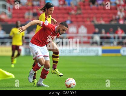 Derrick Williams de Bristol City et George Boyd de Burnley en action. Banque D'Images