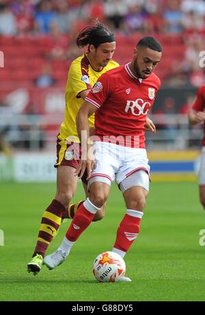 Football - Championnat Sky Bet - Bristol City / Burnley - Ashton Gate.Derrick Williams de Bristol City et George Boyd de Burnley en action. Banque D'Images