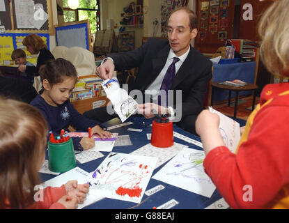 Le nouveau ministre du Cabinet, Andrew Adonis, lors d'une visite.Le nouveau poste de M. Adonis fait partie du ministère de l'éducation et des compétences et son rôle précis est le sous-secrétaire d'État parlementaire (écoles). Banque D'Images