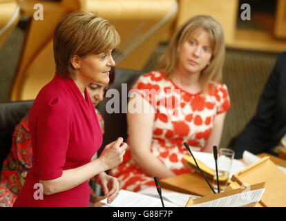 La première ministre Nicola Sturgeon (à gauche) prononce un discours décrivant son programme législatif pour l'année à venir au Parlement écossais d'Édimbourg. Banque D'Images