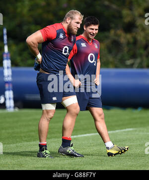 James Haskell (à gauche) et Ben Youngs, en Angleterre, lors d'une séance d'entraînement au parc Pennyhill, à Bagshot. Banque D'Images