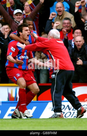 Soccer - FA Barclays Premiership - Crystal Palace v Southampton - Selhurst Park. Nicola Ventola, du Crystal Palace, célèbre les scores Banque D'Images