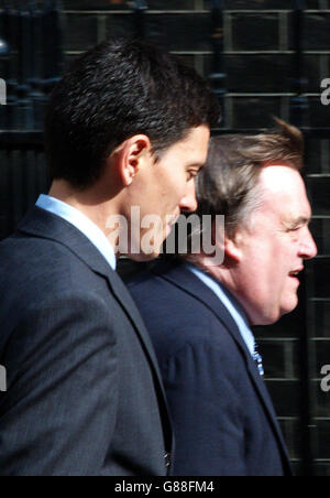 Le vice-premier ministre de la Grande-Bretagne, John Prescott (à droite), et le ministre des collectivités et des gouvernements locaux, David Miliband, arrivent pour la première réunion du Cabinet depuis l'élection. Banque D'Images