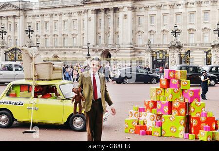 M. Bean, joué par Rowan Atkinson, célèbre le 25e anniversaire du personnage sur le Mall, en face de Buckingham Palace, Londres, avec sa marque Mini. Banque D'Images