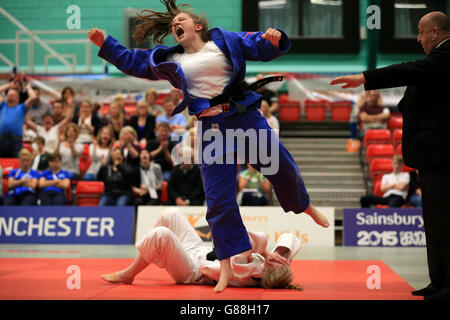 Emily Young (blanche) d'Angleterre et Rachel McLachlan (bleue) d'Écosse participent à la finale des filles de moins de 63 g de judo lors des Jeux scolaires de Sainsbury en 2015 sur le site de l'Armitage, à Manchester. Banque D'Images