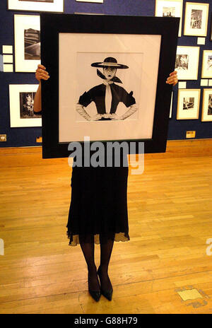Soldes « Images in Time » - Christie's.Rhiannon Bevan-John Holding Black and White Vogue Cover d'Irving Black, membre du personnel de Christie. Banque D'Images