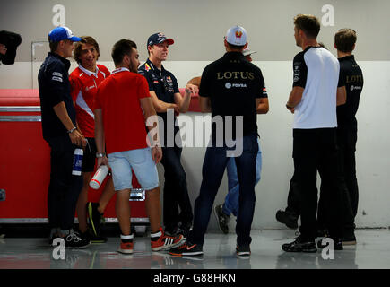 Daniil Kvyat de Red Bull (quatrième à gauche) mène la conversation entre les autres pilotes avant le défilé des pilotes au Grand Prix d'Italie de 2015 à Monza, en Italie. Banque D'Images