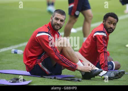 Charlie Mulgrew (à gauche) et Ikechi Anya pendant la séance d'entraînement au parc Hampden, à Glasgow. Banque D'Images