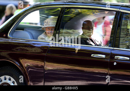 La reine Elizabeth II quitte Crathie Kirk avec le duc d'Édimbourg après avoir assisté à un service de l'église du dimanche. Banque D'Images