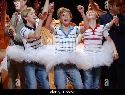 Billy Elliot acteurs (L-R) James Lomas, George McGuire et Liam Mower pendant l'appel de rideau. Banque D'Images