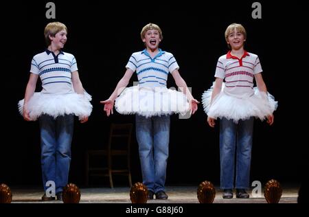 Première mondiale de Billy Elliot The musical - Victoria Theatre.Billy Elliot acteurs (L-R) James Lomas, George McGuire et Liam Mower pendant l'appel de rideau. Banque D'Images