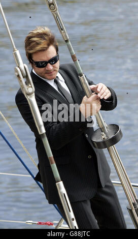 Le chanteur de pop Simon le bon, 46 ans, est de retour à bord du yacht « Arnold Clark Drum ». Le chanteur Duran Duran va faire la course du bateau dans le célèbre Rolex Fastnet Yacht Race de 608 miles le 7 août. Le chanteur a échappé de peu à la mort lorsque le bateau a pris sa taille au large de la côte de Falmouth après avoir été pris dans le mauvais temps lors de la course Fastnet de 1985. Banque D'Images