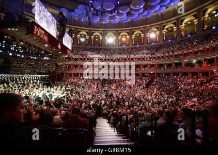 Le public appréciant la BBC dernière nuit des Proms, au Royal Albert Hall de Londres. Banque D'Images