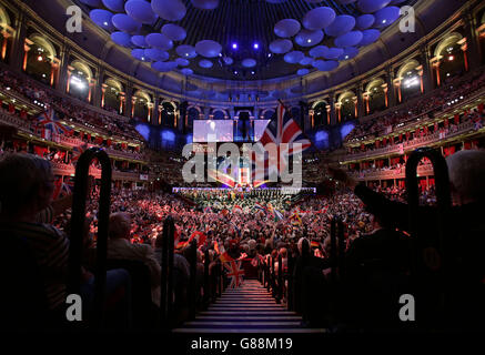 Le public appréciant la BBC dernière nuit des Proms, au Royal Albert Hall de Londres. Banque D'Images