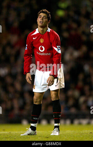 Soccer - FA Barclays Premiership - Manchester United / Chelsea - Old Trafford.Cristiano Ronaldo de Manchester United est abattu lors du match contre Chelsea Banque D'Images