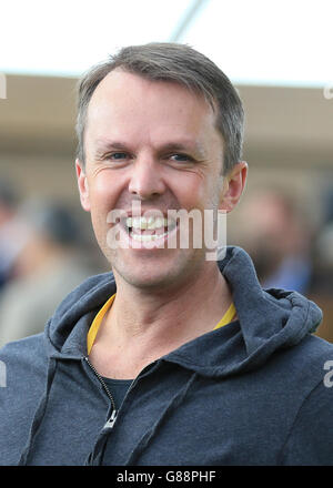 L'ancienne Angleterre internationale Graeme Swann appréciant l'hospitalité pendant le concours Help for Heroes XI v reste du monde XI au Kia Oval, Londres. Banque D'Images