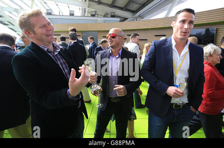 L'ancienne Angleterre internationale Matthew Hoggard (à gauche) et Simon Jones (à droite) appréciant l'hospitalité avec le cricketer sud-africain Herschelle Gibbs (au centre) avant le concours Help for Heroes XI v reste du monde XI au Kia Oval, Londres. Banque D'Images