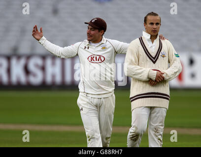 Rory Burns (à gauche) et Tom Curran de Surrey quittent le terrain alors que le jeu est suspendu pendant le quatrième jour du championnat du comté de LV= à Old Trafford, Manchester. Banque D'Images