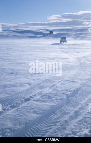 Deux véhicules hors route de la conduite dans la neige, l'Islande Banque D'Images