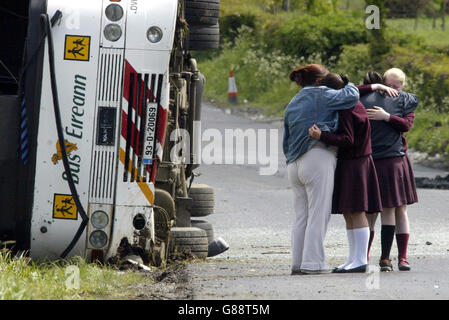 Des élèves de l'école St Michael's Loreto Couvent Girls, visitent la scène de l'accident d'autobus avec des enseignants et des parents pour déposer des fleurs. Banque D'Images