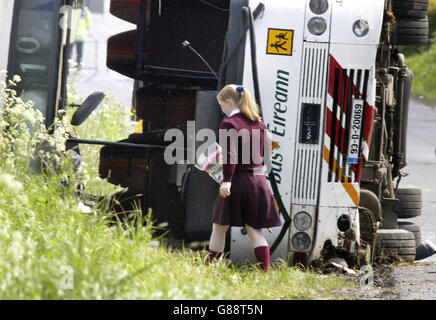 Des élèves de l'école St Michael's Loreto Couvent Girls, visitent la scène de l'accident d'autobus avec des enseignants et des parents pour déposer des fleurs. Banque D'Images