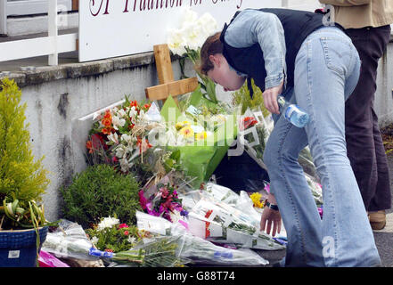 Accident d'autobus scolaire - Kentstown.Les élèves de l'école St Michaels Loreto Couvent Girls à Navan ont laissé des fleurs dans un sanctuaire de fortune à l'école. Banque D'Images