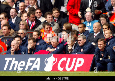 Football - FA Cup - finale - Arsenal / Manchester United - Millennium Stadium.Arsene Wenger, le Manager d'Arsenal, observe l'action depuis le Millennium Stadium Dug-Out Banque D'Images