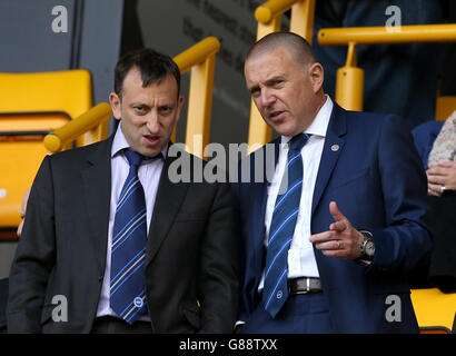 Football - Championnat Sky Bet - Wolverhampton Wanderers / Brighton et Hove Albion - Molineux.Brighton et Hove Albion Président Tony Bloom (à gauche) et Directeur général Paul Barber Banque D'Images